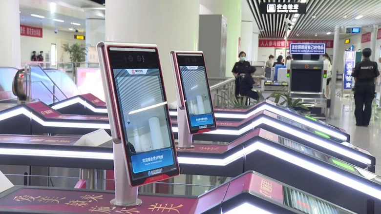 近日，上海網(wǎng)信辦整治地鐵站自動售貨機刷臉支付違規(guī)收集個人信息